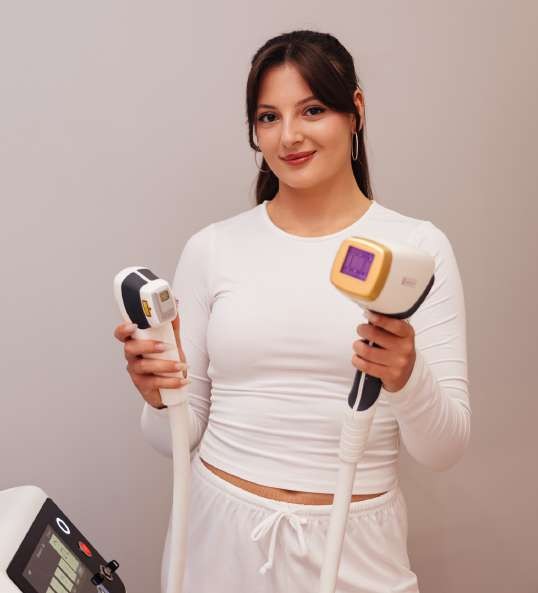 Diana Bashynska z głowicami lasera MeDioStar Monolith — LASERRIX
