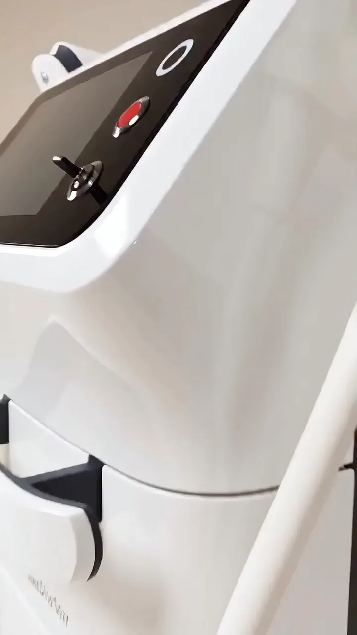 Laser MeDioStar Monolith z bliska: ekran i głowica na uchwycie