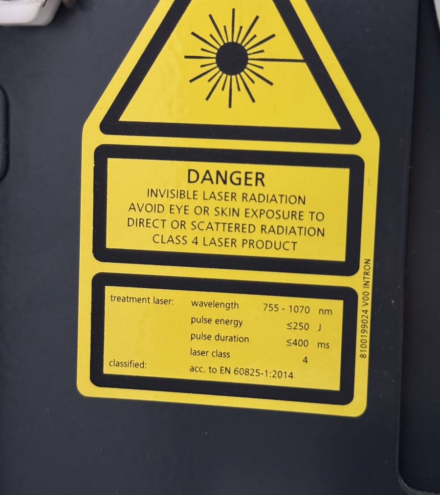 Etykieta ostrzegawcza lasera klasy 4 na obudowie MeDioStar Monolith