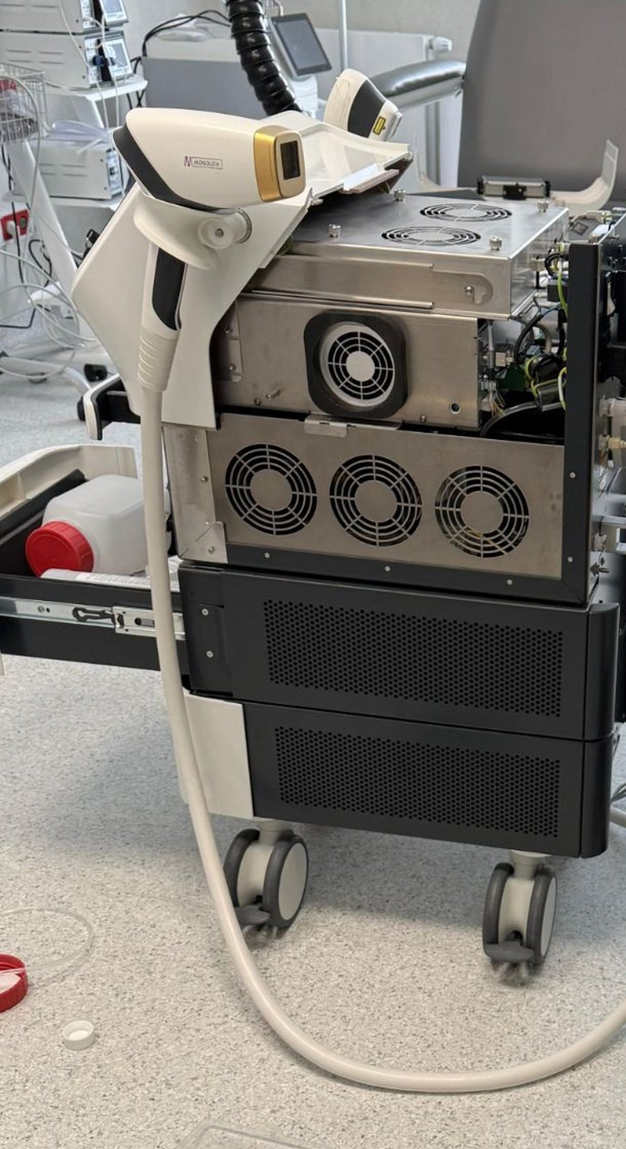 Laser MeDioStar Monolith otwarty podczas serwisu: moduły diodowe, wentylatory, głowica XL