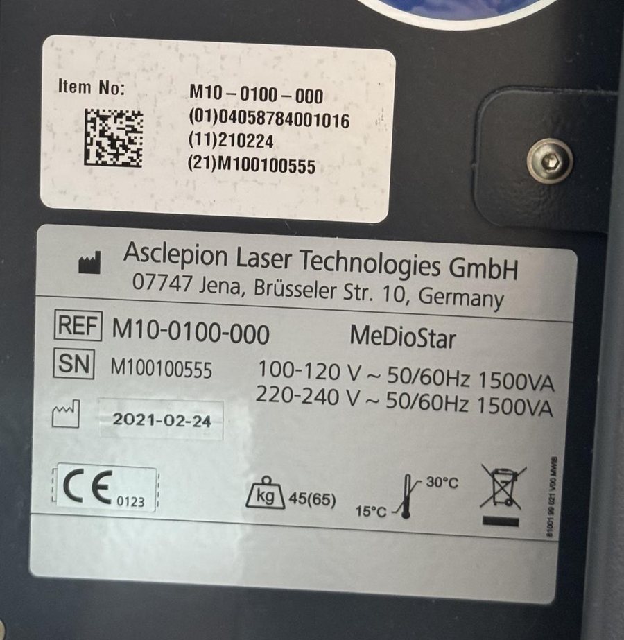 Tabliczka znamionowa lasera MeDioStar w LASERRIX: REF M10-0100-000, SN M100100555, 2021-02-24, CE 0123