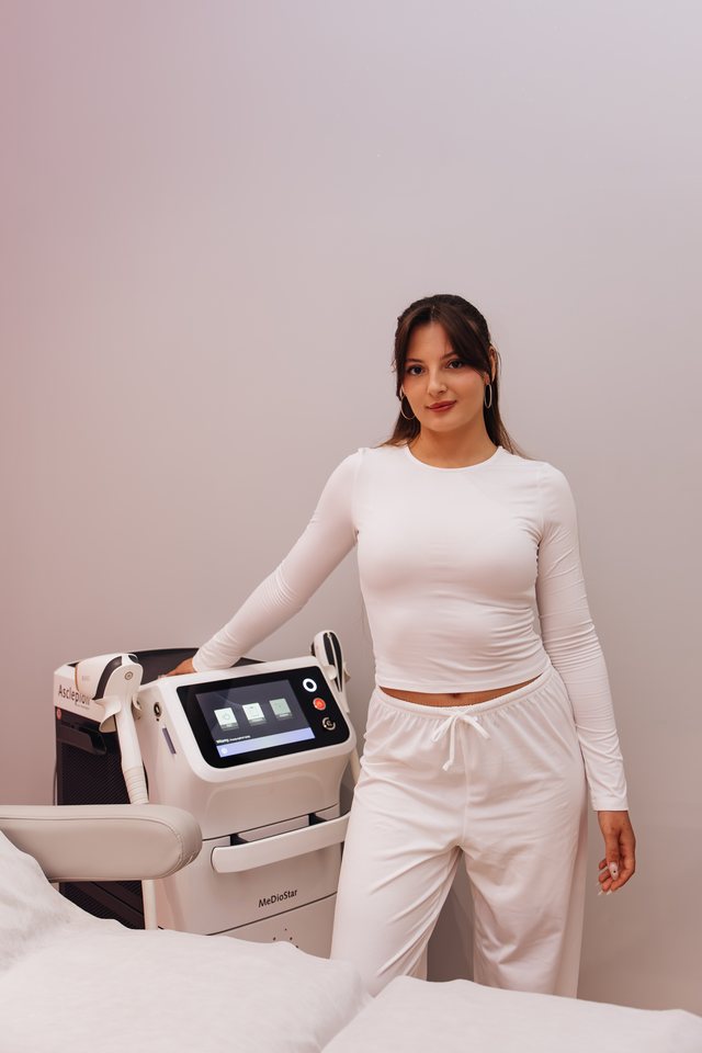 Diana, specjalistka LASERRIX, przy laserze Asclepion MeDioStar Monolith w gabinecie we Wrocławiu