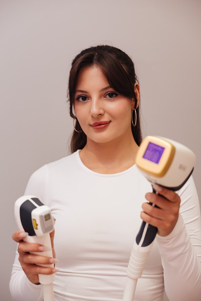 Diana trzyma dwie głowice lasera MeDioStar Monolith: XL 10 cm² i S 1 cm²